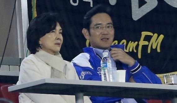The May 21, 2015 file photo shows Samsung Electronics Vice Chairman Lee Jae-yong (R) and his mother Hong Ra-hee (L) watching a baseball game at Jamsil Stadium in Seoul. (Yonhap)