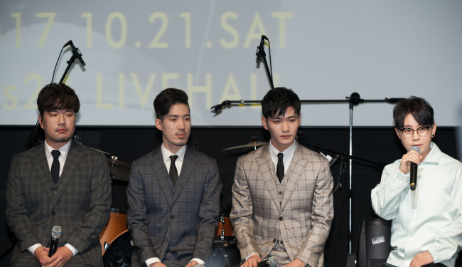 Lee Seung-hwan(right) speaks during a press conference in Seoul on Wednesday announcing plans to hold iamnot‘s concert in October. (CJ Culture Foundation)