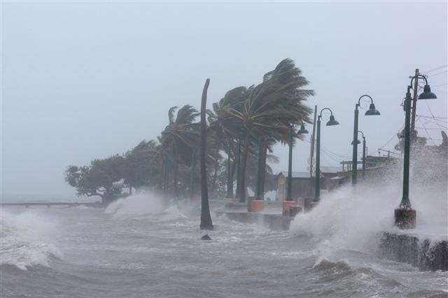 <YONHAP PHOTO-1422> Waves crash against the seawall as Hurricane Irma slammed across islands in the northern Caribbean on Wednesday, in Fajardo, Puerto Rico September 6, 2017. REUTERS/Alvin Baez TPX IMAGES OF THE DAY/2017-09-07 06:44:00/ <저작권자 ⓒ 1980-2017 ㈜연합뉴스. 무단 전재 재배포 금지.>