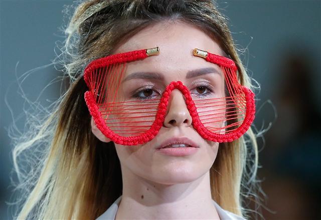 <YONHAP PHOTO-0311> epa06188060 A model presents a creation by Ukrainian designer Alena Oleynik during the Ukrainian Fashion Week in Kiev, Ukraine, 06 September 2017. The fashion event presents 2017/18 collections by Ukrainian and international designers from 04 to 09 September 2017. EPA/SERGEY DOLZHENKO/2017-09-07 01:08:40/ <저작권자 ⓒ 1980-2017 ㈜연합뉴스. 무단 전재 재배포 금지.>