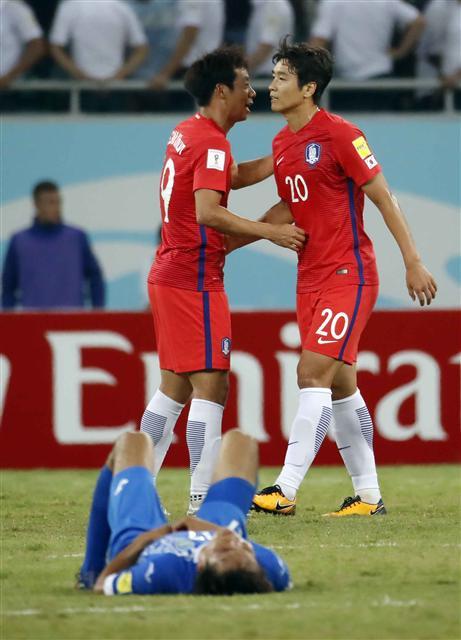 염기훈(왼쪽), 이동국 등 새로 수혈된 노장이 팀분위기를 바꾸고 있다. 이제 한국 축구대표팀은 8개월의 리모델링 대장정에 나선다. 두 선수가 우즈벡과의 경기가 끝난뒤 무심한 표정속에서도 서로를 다독이고 있다.  [연합뉴스]