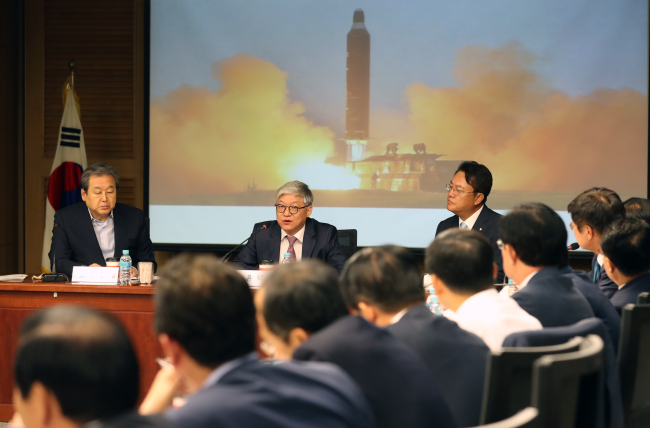 7일 오전 국회 의원회관에서 열린 '열린토론미래 2차 토론회 북핵위협 어떻게 대처할 것인가'에서 윤덕민 전 국립외교원장이 북한 미사일 관련 주제발표를 하고 있다.[사진제공=연합뉴스]
7일 오전 국회 의원회관에서 열린 '열린토론미래 2차 토론회 북핵위협 어떻게 대처할 것인가'에서 윤덕민 전 국립외교원장이 북한 미사일 관련 주제발표를 하고 있다.[사진제공=연합뉴스]