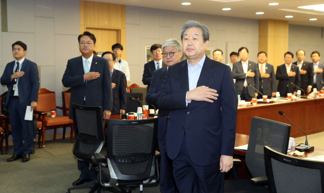 바른정당 김무성 의원과 자유한국당 정진석 의원이 7일 오전 국회 의원회관에서개최된 열린토론미래 2차 토론회 '북핵위협 어떻게 대처할 것인가'에 참석, 국기에 대한 경례를 하고 있다.[사진제공=연합뉴스]
바른정당 김무성 의원과 자유한국당 정진석 의원이 7일 오전 국회 의원회관에서개최된 열린토론미래 2차 토론회 '북핵위협 어떻게 대처할 것인가'에 참석, 국기에 대한 경례를 하고 있다.[사진제공=연합뉴스]