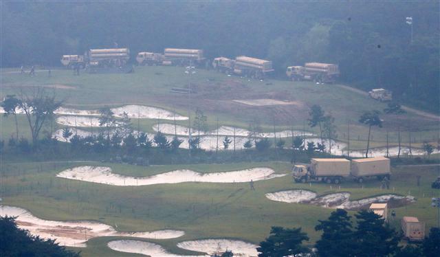 한국과 미국은 7일 오전 경기도 주한 미 공군 오산기지에 보관돼 있던 발사대 4기와 공사장비ㆍ자재 등을 성주 사드기지에 반입했다. 이로써 지난 4월26일 임시배치된 기존 발사대 2기와 함께 모두 6기의 발사대를 갖추게 되면서 온전한 사드 1개 포대 진용을 꾸리게 됐다. 사진은 성주기지에 임시 배치된 사드 모습.   [헤럴드DB]