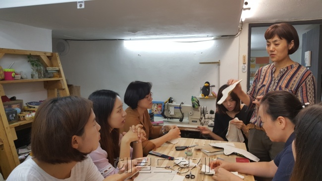 면생리대 만드는 방법을 설명해주고 있는 김윤주 움직이는공방 대표. [사진=정세희 기자/say@heraldcorp.com]