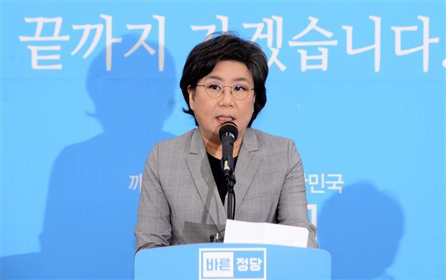 금품수수 의혹에 휩싸인 이혜훈 바른정당 대표가 74일만에 당대표직 사퇴를 선언했다. 이 의원은 7일 국회에서 열린 원내대책회의에 앞서 “바른정당 대표직을 내려놓겠다”며 “안보와 민생이 심각한 위기인 국면에서 소임을 다하지 못하고 사려 깊지 못한 불찰로 이렇게 된 점을 사과한다”고 말했다. 이 대표가 조기 낙마함에 따라 바른정당의 최대주주인 김무성 의원, 바른정당 대선후보였던  유승민 의원의 ‘구원 등판론’이 제기되고 있다.  박해묵 기자/mook@heraldcorp.com