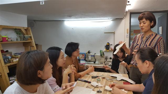 면생리대 만드는 방법을 설명해주고 있는 김윤주 움직이는공방 대표.