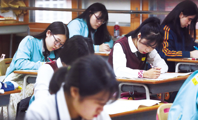 2018학년도 수능시험 9월 모의평가가 실시된 지난 6일 오전 경기도 수원시 효원고등학교에서 학생들이 문제를 풀고 있다.  [연합뉴스]