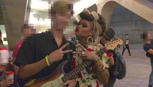 This photo provided by amateur guitarist Kim Jong-min shows American singer Andra Day posing for the camera with Kim, who volunteered to appear in a music video for her song "Rise Up." The video was a promotional tie-in project for Hyundai Motors' new G70 sedan. (Yonhap)
