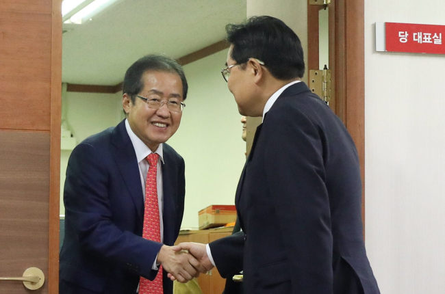 전병헌 청와대 정무수석이 7일 오후 서울 여의도 자유한국당 당사를 방문, 국회 일정 보이콧을 선언한 홍준표 대표를 만나 회동을 한 뒤 나오며 악수를 하고 있다.[사진제공=연합뉴스]
전병헌 청와대 정무수석이 7일 오후 서울 여의도 자유한국당 당사를 방문, 국회 일정 보이콧을 선언한 홍준표 대표를 만나 회동을 한 뒤 나오며 악수를 하고 있다.[사진제공=연합뉴스]