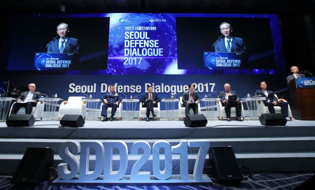 7일 오전 서울 웨스틴조선호텔에서 국방부가 주최한 아시아태평양 지역 다자안보회의인 서울안보대화(SDD)가 열리고 있다. '북한 핵·미사일 위협과 한반도 안보 비전'이라는 주제로 열린 본회의에서 임성남 외교부 1차관(맨 오른쪽)이 연설하고 있다. 이 본회의에서는 임 차관과 대니얼 러셀 전 미 국무부 동아태 차관보, 토머스 버거슨 미 7공군사령관과 중국, 일본, 러시아의 민간 안보 전문가들이 참석해 북핵 문제 해법을 논의했다. (사진=연합뉴스)