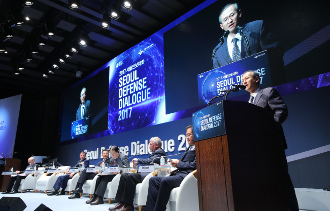 　Vice Foreign Minister Lim Sung-nam (right) speaks at Seoul Defense Dialogue, a three-day security forum hosted by the Ministry of National Defense, in central Seoul on Thursday.   Yonhap