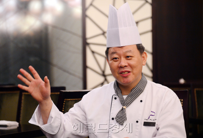 도원의 4대 수석셰프인 츄셩뤄 셰프. 튀김 요리에 인생을 ‘올인’해온 그의 팔에는 유난히 데인 자국이 많다. 그의 인내와 고통은 고객들이 느끼는 ‘감동의 맛’의 바탕이 됐을 것이다. 츄셩뤄 셰프가 포즈를 취하고 있다. 사진=이상섭 기자/babtong@heraldcorp.com]