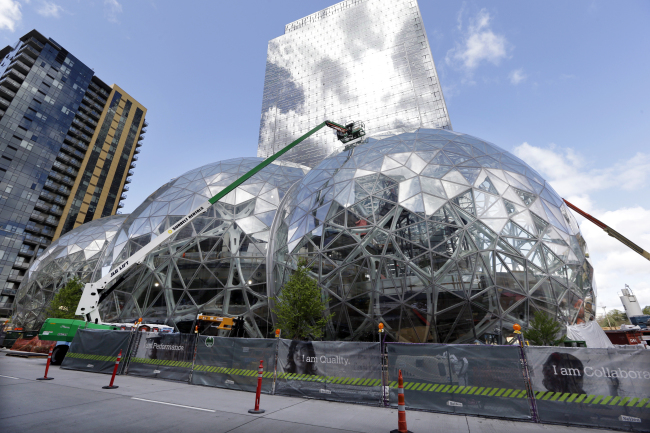 <YONHAP PHOTO-0494> FILE - In this April 27, 2017 file photo, construction continues on three large, glass-covered domes as part of an expansion of the Amazon.com campus in downtown Seattle. Amazon said Thursday, Sept. 7, that it will spend more than $5 billion to build another headquarters in North America to house as many as 50,000 employees. It plans to stay in its sprawling Seattle headquarters and the new space will be "a full equal" of its current home, said founder and CEO Jeff Bezos. (AP Photo/Elaine Thompson)/2017-09-08 05:12:35/ <저작권자 ⓒ 1980-2017 ㈜연합뉴스. 무단 전재 재배포 금지.>
<YONHAP PHOTO-0494> FILE - In this April 27, 2017 file photo, construction continues on three large, glass-covered domes as part of an expansion of the Amazon.com campus in downtown Seattle. Amazon said Thursday, Sept. 7, that it will spend more than $5 billion to build another headquarters in North America to house as many as 50,000 employees. It plans to stay in its sprawling Seattle headquarters and the new space will be "a full equal" of its current home, said founder and CEO Jeff Bezos. (AP Photo/Elaine Thompson)/2017-09-08 05:12:35/ <저작권자 ⓒ 1980-2017 ㈜연합뉴스. 무단 전재 재배포 금지.>