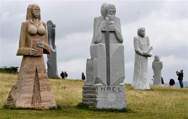 <YONHAP PHOTO-0694> People visit the Valley of the Saints sculpture installation on September 7, 2017 in Carnoet, western France. The Valley of the Saints sculpture installation consists of 1000 monumental granite sculptures featuring mythological figures and saints from the Brittany region of France, constructed to help promote tourism to the area. / AFP PHOTO / FRED TANNEAU / RESTRICTED TO EDITORIAL USE - MANDATORY MENTION OF THE ARTIST UPON PUBLICATION - TO ILLUSTRATE THE EVENT AS SPECIFIED IN THE CAPTION/2017-09-08 05:37:24/ <저작권자 ⓒ 1980-2017 ㈜연합뉴스. 무단 전재 재배포 금지.>