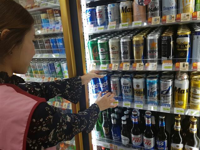 오비맥주 노사간 갈등으로 인해 ‘카스’ 수급에 비상이 걸렸다. 시중의 한 편의점에서는 물량 부족으로 인해 점주들에게 ‘오비맥주 품목별 제품에 대한 일시공급 중단’을 공지할 예정이다. 편의점 카스 등 맥주관련 이미지.