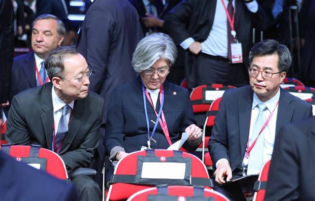 <YONHAP PHOTO-3617> 동방경제포럼 참석한 장관들 (블라디보스토크=연합뉴스) 배재만 기자 = 김동연 기획재정부 장관(오른쪽 부터), 강경화 외교장관, 백운규 산업통상자원부 장관이 7일 오후 블라디보스토크 극동연방대학교 전체회의장에서 열린 '제3차 동방경제포럼 전체 세션'에 참석하고 있다. 2017.9.7 scoop@yna.co.kr/2017-09-07 14:45:10/ <저작권자 ⓒ 1980-2017 ㈜연합뉴스. 무단 전재 재배포 금지.>