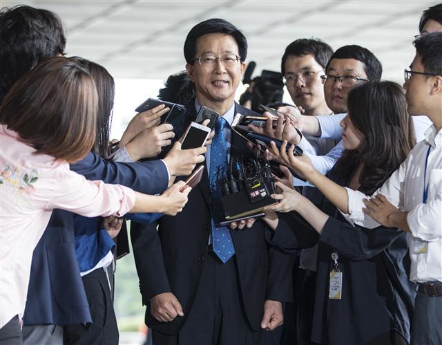 이명박 정부 당시 국가정보원 사이버외곽팀 책임자인 민병주 전 국정원 심리전단장이 8일 피의자 신분으로 조사를 받기 위해 서울중앙지방검찰청에 출석해 취재진 질문에 답하고 있다. [연합뉴스]