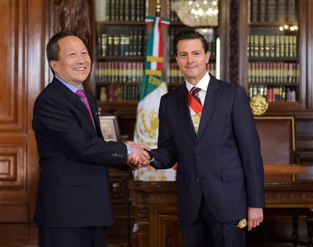<YONHAP PHOTO-1197> epa06190995 (FILE) - A handout file dated on 20 June 2016, provided by the Presidency of Mexico, shows the Mexican President Enrique Pena Nieto (R) greets the North Korean Ambassador Kim Hyong Gil (L) in Mexico City, Mexico. The government of Mexico has expelled the North Korean ambassador in response to North Korea's latest nuclear test. EPA/... HANDOUT EDITORIAL USE ONLY HANDOUT EDITORIAL USE ONLY/NO SALES/2017-09-08 08:23:56/ <저작권자 ⓒ 1980-2017 ㈜연합뉴스. 무단 전재 재배포 금지.>