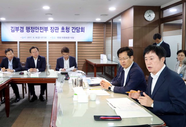 8일 열린 행정안전부장관 초청 간담회에서 정찬민 시장이 용인시 기흥구 분구를 건의하고있다.
8일 열린 행정안전부장관 초청 간담회에서 정찬민 시장이 용인시 기흥구 분구를 건의하고있다.