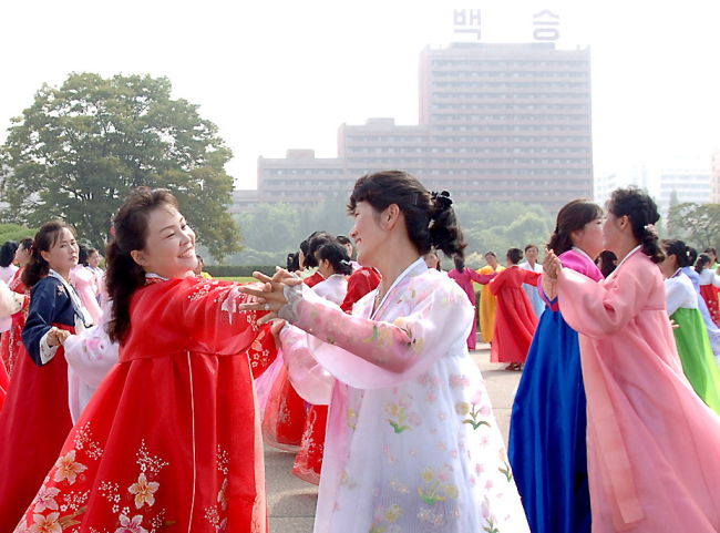 An outdoor ball took place in Pyongyang, Friday, a day before the 69th foundation anniversary of North Korea. (Yonhap)