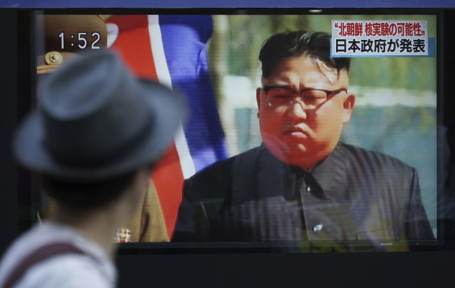 A man watches a TV news program on a public screen showing an image of North Korean leader Kim Jong Un while reporting North Korea's possible nuclear test in Tokyo Sunday, Sept. 3, 2017. (AP-Yonhap)