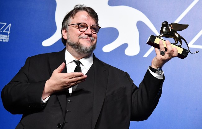 Mexican director Guillermo Del Toro holds the Golden Lion award he received for his movie “The Shape of Water” during the awarding ceremony of the 74th annual Venice International Film Festival, in Venice, Italy, Saturday. (EPA-Yonhap)