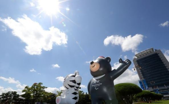 A file photo of the mascots of the 2018 PyeongChang Winter Olympics -- Soohorang (L), a white tiger, and Bandabi, an Asiatic black bear -- in front of the city government in Gangneung, Gangwon Province (Yonhap)