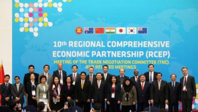 Officials representing the 16 countries participating in the RCEP — a mega regional free trade pact involving the 10 members of the ASEAN and their six current FTA partners including Australia, China, India, Japan, Korea and New Zealand — posing at the 10th round of negotiations in Busan, Korea. (Yonhap)