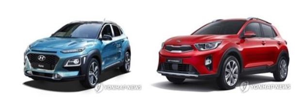 Hyundai's Kona (L) and Kia's Stonic subcompact SUVs. (Yonhap)