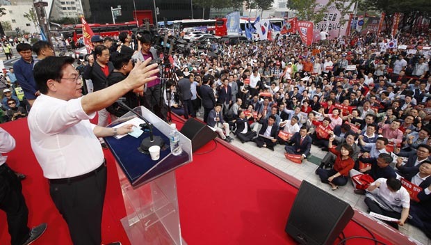 Liberty Korea Party Floor Leader Rep. Chung Woo-taik delivers a speech Saturday at an outdoor rally for the party against the government held at Coex mall in Gangnam, Seoul. (Yonhap)