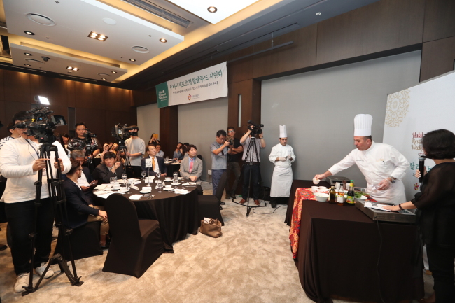 Bahzad Mohammad Barafi, executive oriental chef at Madinat Jumeirah in the United Arab Emirates, demonstrates the preparation of halal food at a hotel in Seoul on Thursday. (KTO)