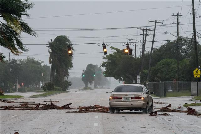 <YONHAP PHOTO-0916> A car navigates through debris covered Congress Ave. in Boynton Beach, Florida on September 10, 2017. Irma's tracking has shown her to make landfall on southwest Florida coast by this weekend. Photo by Ken Cedeno/UPI/2017-09-11 05:34:30/ <저작권자 ⓒ 1980-2017 ㈜연합뉴스. 무단 전재 재배포 금지.>