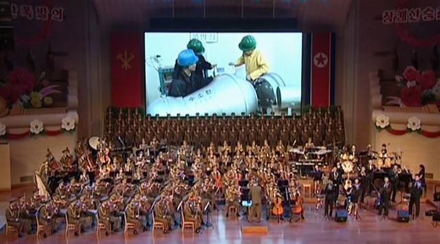 북한 조선중앙TV가 지난 10일 공개한 6차 핵실험에 참여한 핵 과학자·기술자들을 위한 축하공연 영상에서는 3명의 핵무기 개발자들이 ‘수소탄’이라는 글자가 새겨진 핵탄두 모양의 물체 옆에서 계기판으로 추정되는 장치를 들여다보는 모습의 무대 배경영상이 노출됐다. 또 핵실험을 형상화한듯한 무대 배경영상도 노출됐다. 산이 지진으로 흔들리는듯한 모이 담긴 이 영상은 핵실험 당시 북한 핵실험장이 있는 함경북도 길주군 풍계리 만탑산이 흔들리는 모습을 촬영한 것일 가능성이 있지만 정확한 확인은 되지 않고 있다. [연합뉴스]