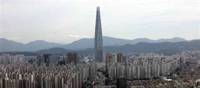 유통업계 빅3의 랜드마크 경쟁이 치열하게 전개되고 있다. 2010년 11월 착공에 들어가 작년 12월 준공된 송파구 ‘롯데월드타워’(왼쪽). 주말마다 고객이 북적이는 신세계 복합쇼핑몰인 ‘스타필드 하남’.   [연합뉴스]
