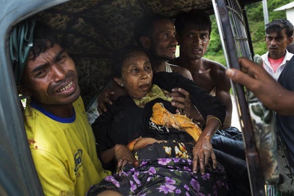 An injured elderly woman and her relatives rush to a hospital on an autorickshaw, near the border town of Kutupalong, Bangladesh, Monday, Sept. 4, 2017. The Rohingya woman encountered a landmine that blew off the right leg while trying to cross into Bangladesh. (AP)