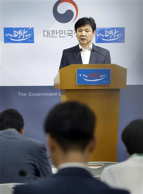 11일 오전 정부세종청사 교육부 브리핑룸에서 신익현 지방교육지원국장이 교육분야 비정규직 개선 방안 등을 발표하고 있다. [연합뉴스]
