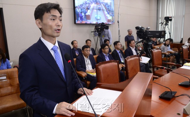 [헤럴드경제=박해묵 기자] 박성진 중소벤처기업부 장관 후보자가 11일 오전 서울 여의도 국회 산업통상자원중소벤처기업위원회 전체회의에서 열린 인사청문회에서 모두발언을 하고 있다.