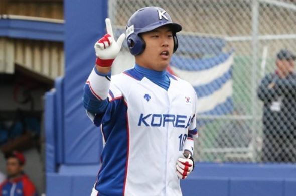In this photo provided by the Korea Baseball Softball Association on Sept. 7, 2017, South Korea's Kang Baek-ho celebrates during the U-18 Baseball World Cup game between South Korea and Cuba at Port Arthur Stadium in Thunder Bay, Canada. (Yonhap)