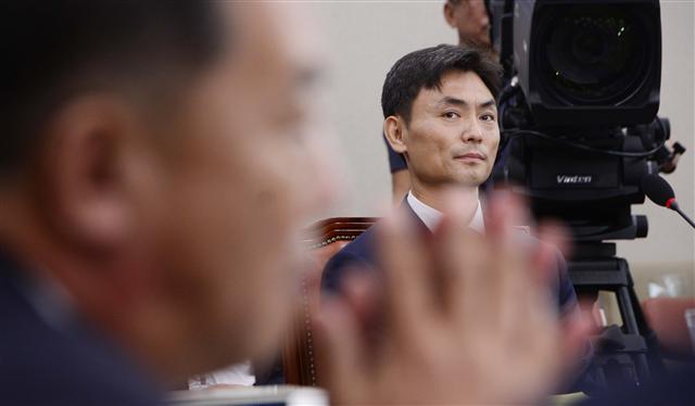 박성진 중소벤처기업부 장관 후보자에 대한 인사청문회가 11일 국회에서 열렸다. 박 후보자는 그간 여러 의혹들로 야권은 물론, 여권으로부터도 공격받고 있는 것을 의식해 모두 발언에서부터 “죄송하다”며 몸을 낮췄다.
박해묵 기자/mook@heraldcorp.com
