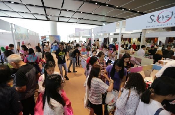 Visitors look around booths during a Korean tour fair that took place in Bangkok on Sept. 9, 2017, in this photo provided by the Korea Tourism Organization. (Yonhap)