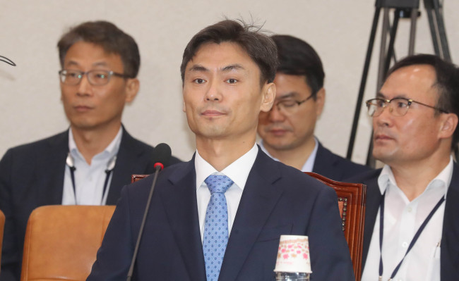 박성진 중소벤처기업부 장관 후보자가 11일 오전 국회에서 열린 인사청문회에 참석해 개회를 기다리고 있다. [사진제공=연합뉴스]
박성진 중소벤처기업부 장관 후보자가 11일 오전 국회에서 열린 인사청문회에 참석해 개회를 기다리고 있다. [사진제공=연합뉴스]