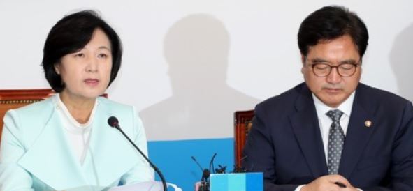 Choo Mi-ae (L), the leader of the ruling Democratic Party, speaks during a meeting with senior party officials at the National Assembly in Seoul on Sept. 11, 2017. (Yonhap)