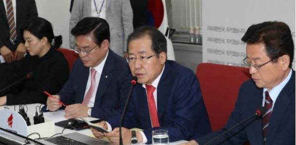 Hong Joon-pyo, the leader of the main opposition Liberty Korea Party, speaks during a party meeting at the National Assembly in Seoul on Sept. 11, 2017. (Yonhap)
