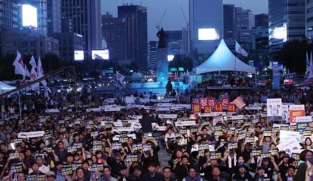 Protesters at KBS and MBC, South Korea's two major networks, gather at Gwanghwamun Plaza in Seoul on Sept. 8, 2017, to demand the management step down. (Yonhap)