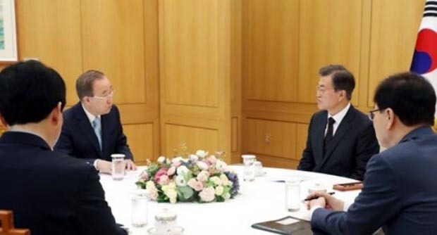 President Moon Jae-in holds a meeting with former UN Secretary-General Ban Ki-moon on Sept. 11. (Yonhap)