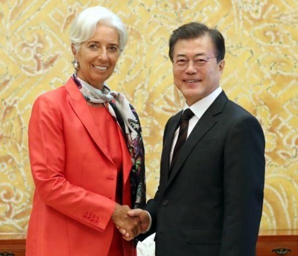 President Moon Jae-in shakes hands with International Monetary Fund Managing Director Christine Lagarde during a meeting on Sept. 11, 2017. (Yonhap)