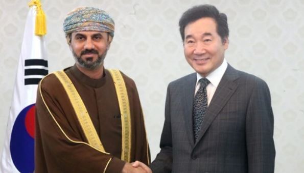 Prime Minister Lee Nak-yon (R) shakes hands with Khalid Al-Maawali, chairman of Oman's lower house of parliament, during a meeting in Seoul on Sept. 11, 2017. (Yonhap)