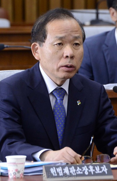 11일 국회가 헌정 사상 처음으로 김이수 헌법재판소장 후보자 임명 동의안을 부결시킨 데 대해 청와대 고위 관계자는 다른 후임 인사를 물색할지, 김 후보자 임명을 다시 재청할지 여부를 두고 “전혀 생각해본 바 없다”고 말했다. [사진=박해묵 기자/mook@heraldcorp.com]