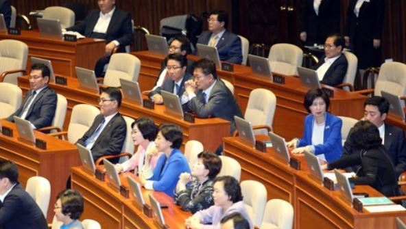 Lawmakers attend a parliamentary plenary session at the National Assembly in Seoul on Sept. 11, 2017. (Yonhap)